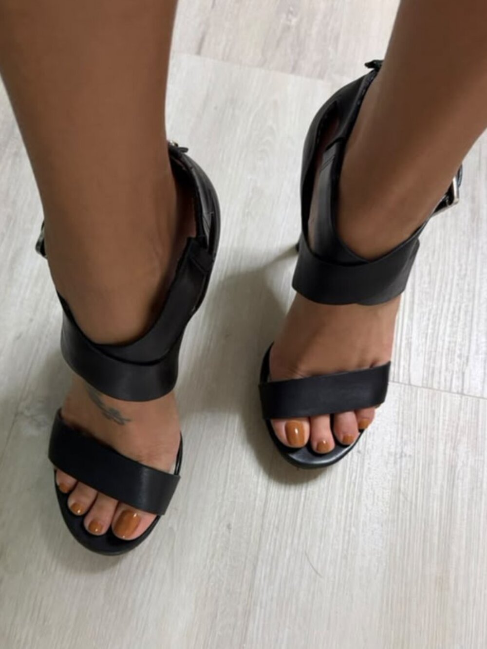 Michael Kors Sandal Women's Size 7 Platfrom High Heel Black Leather Ankle Strap - Picture 5 of 14